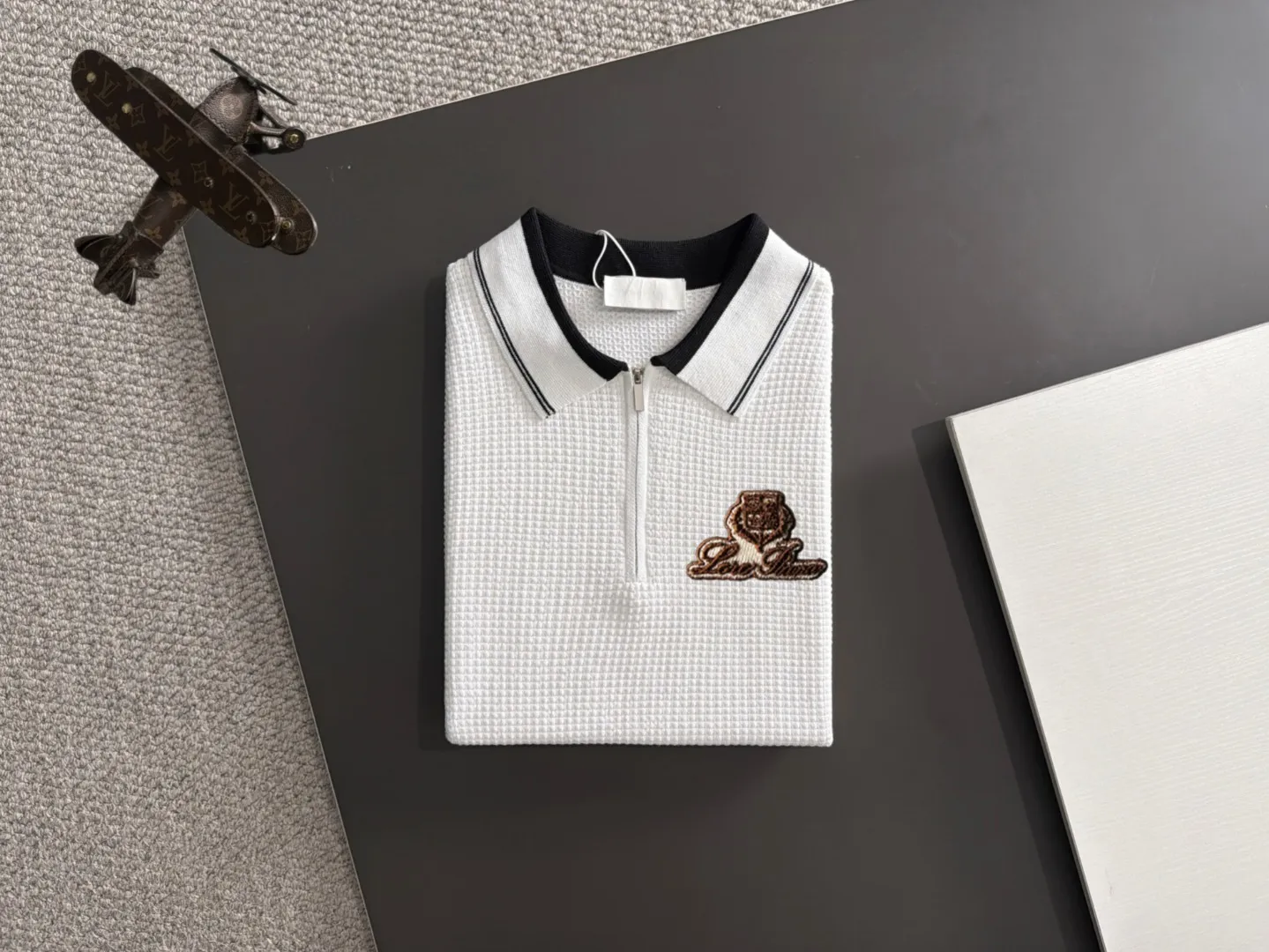 Next day shipment High Quality LP 2036 Summer New Arrival men's short-sleeved T-shirt Made of combed cotton yarn knitted cotton fabric, pure cotton high-weight special yarn, it feels full of weight when weighed, and the upper body is more textured than ordinary T-shirts. This texture can cope with the weather easily and is suitable for both hot and cold! The pattern on the chest adopts three-dimensional embroidery technology, and is perfectly produced stitch by stitch with reference to the original version! Loose fit design, looks noble. Size: M to XXXL